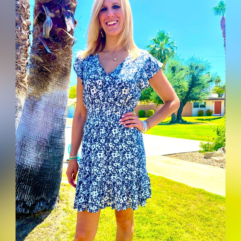 🌸 **Rails Blue and White Floral Sun Dress - Size Medium** 🌸